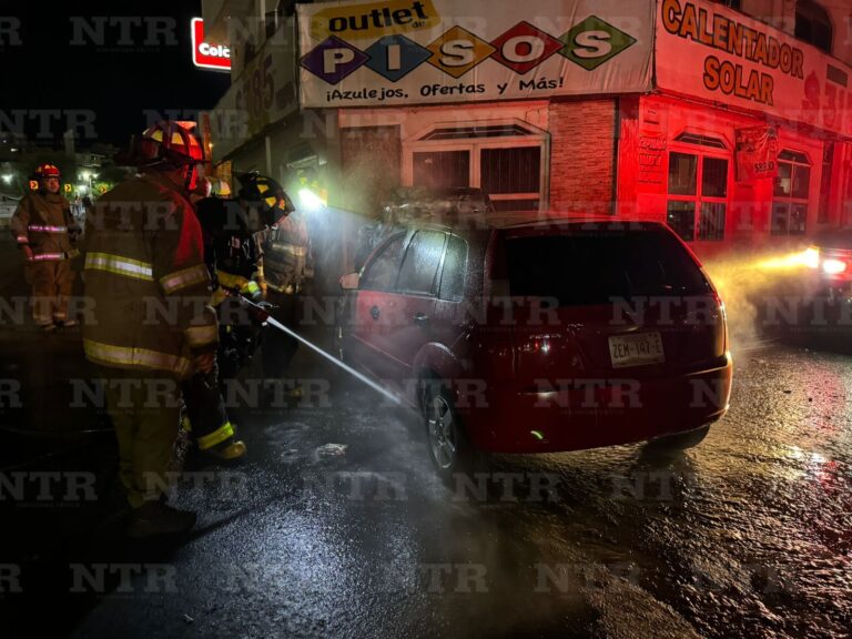 Registran incendio de un automóvil sobre bulevar