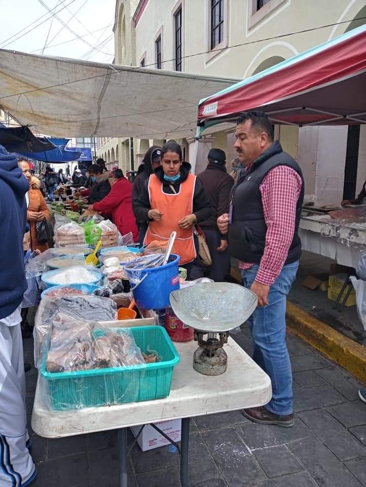 Inspeccionan comercios de venta de alimentos