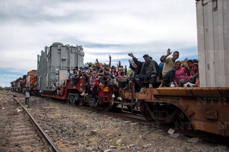 Parten migrantes tras 7 días varados