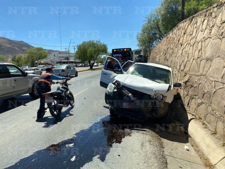 Cae motociclista en el bulevar y provoca accidente
