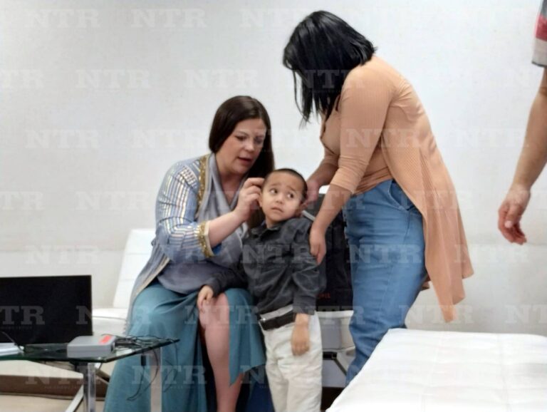 Tres niños escuchan por primera vez