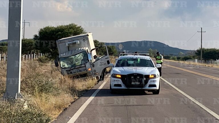 Volcadura deja un lesionado en entronque a comunidad Sombreretillo