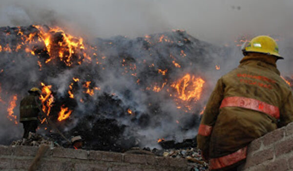 Bomberos controlan incendio en predio de Ecatepec