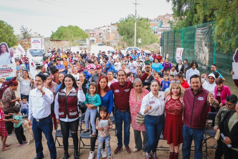 Conversa José Saldívar con familias de La Toma de Zacatecas
