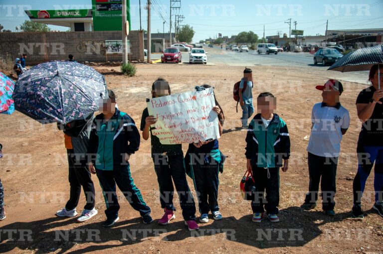 Padres de familia bloquean carretera por falta de maestros