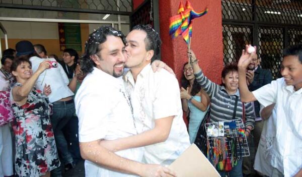 Estudian y ganan más parejas gays: Inegi