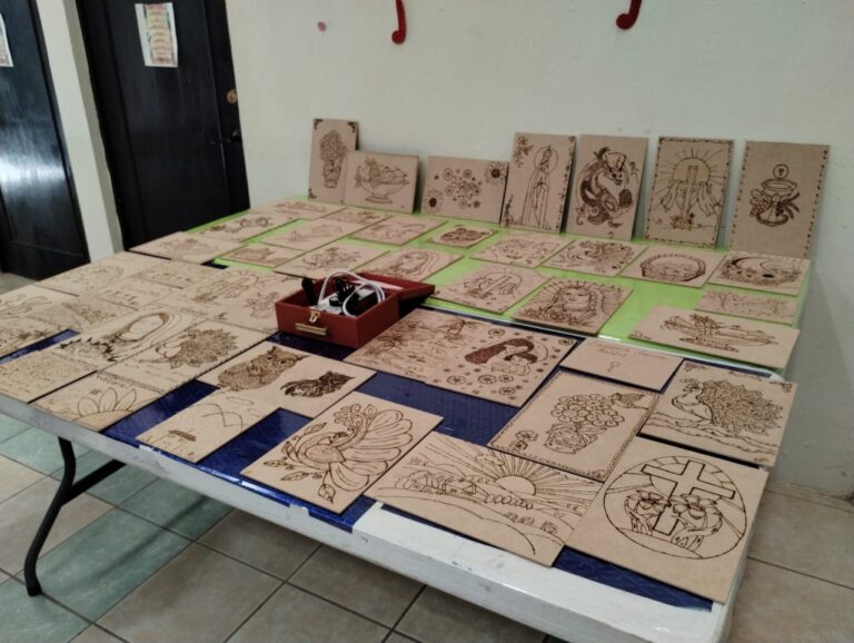 Presentan obras de pirograbado