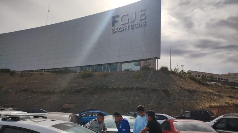 Auxilian a familia que fue despojada de su vehículo