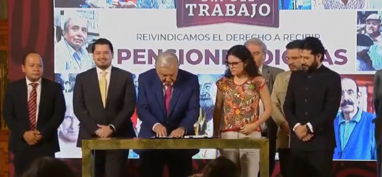 Firma AMLO decreto de Fondo de Pensiones; alistan reglas