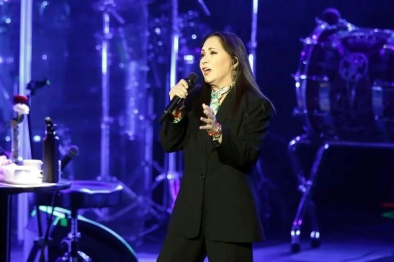 Hospitalizan a Ana Gabriel por influenza; pospone show