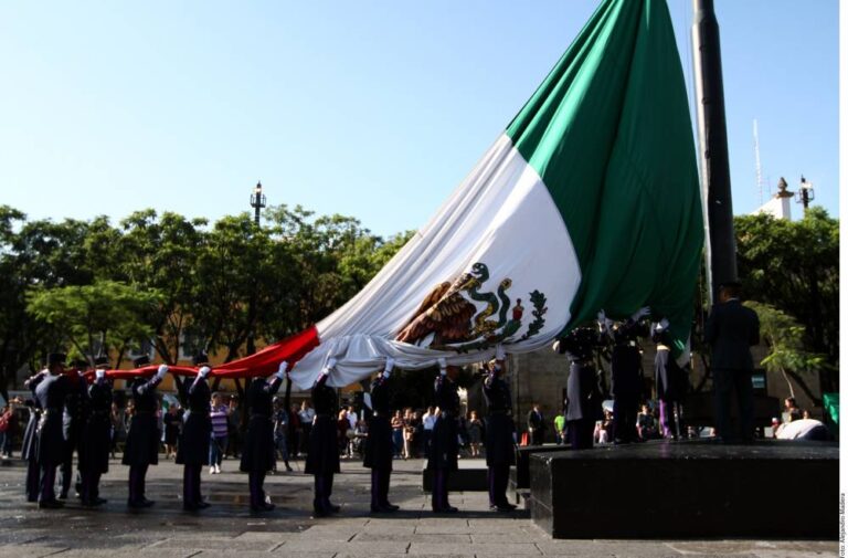 Izan bandera monumental por fiesta patria