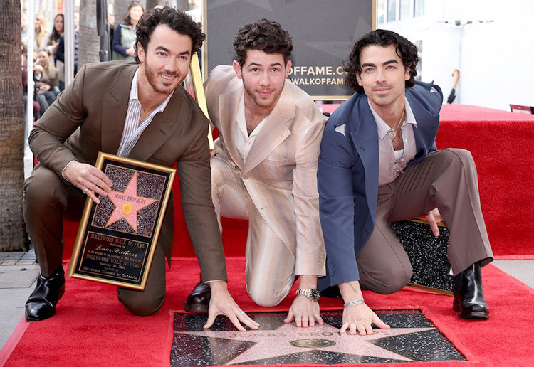 Jonas Brothers posponen conciertos por influenza
