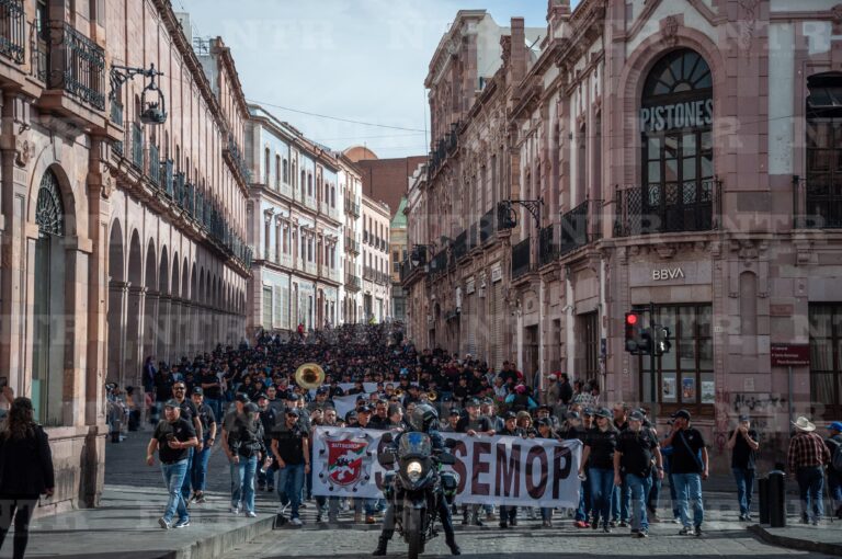 Marchan miles por el Día del Trabajo