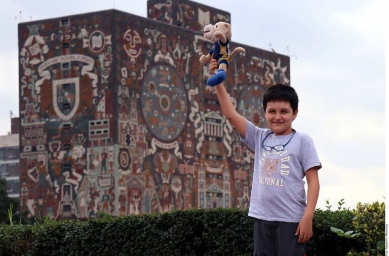 Pide niño genio a AMLO evitar errores