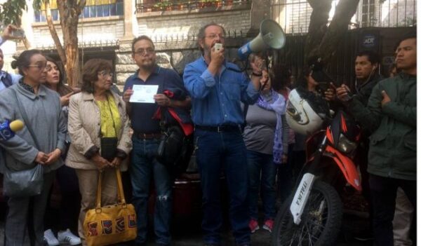 Piden aumento maestros de UNAM a AMLO