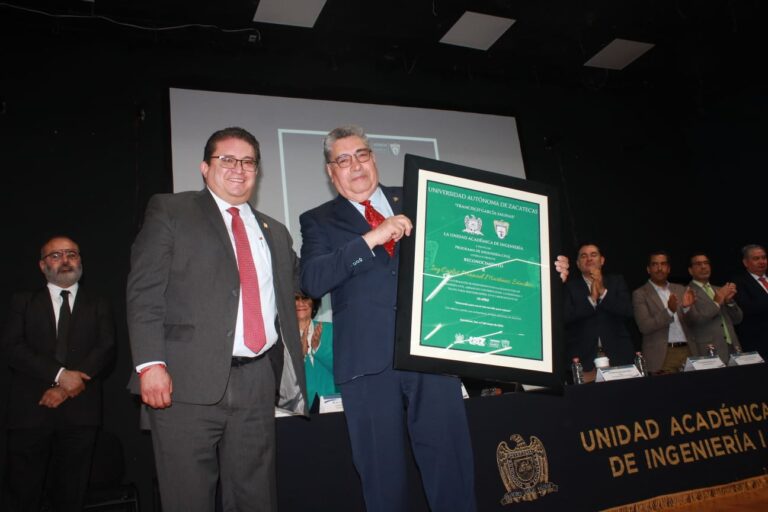 Reconocen a ingeniero Carlos Martínez por 50 años de labor docente