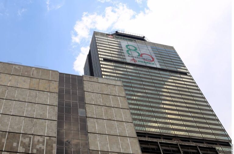 Registra Pemex utilidad; cae producción