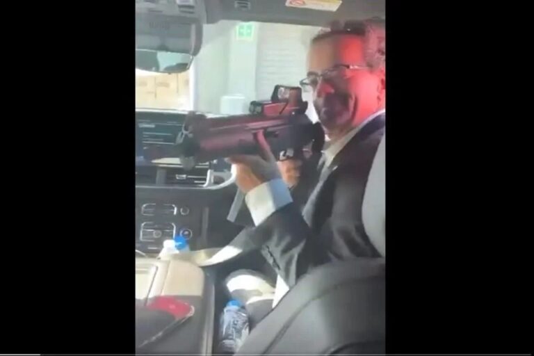 Remueven a Embajador de GB por apuntar con arma a empleado