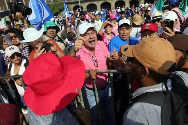 Se arman empujones y gritos entre CNTE y Marea Rosa