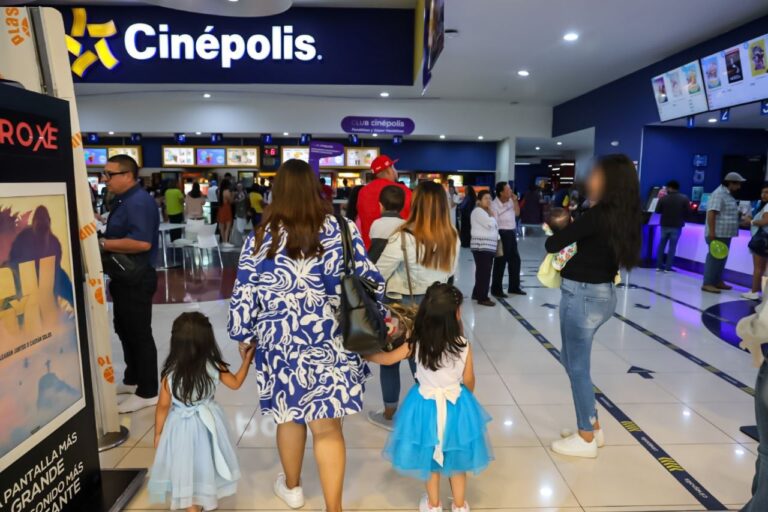 Se divierten en el cine niños del Centro de Atención a la Violencia Familiar