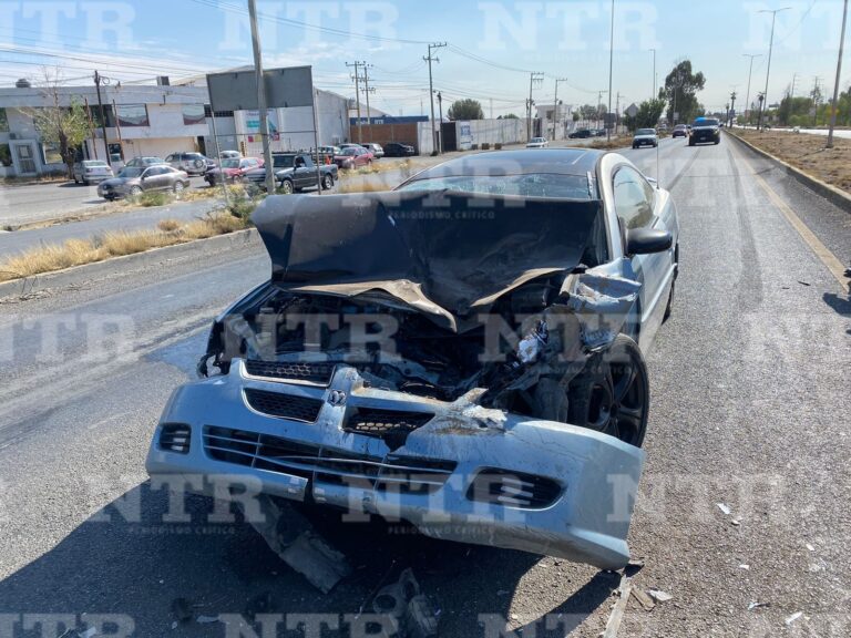 Se impacta coche con camioneta detenida
