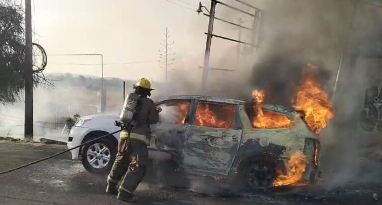 Por falla mecánica, se incendia camioneta en federal 45