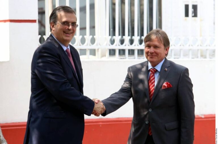Se reúne AMLO con Embajador ruso