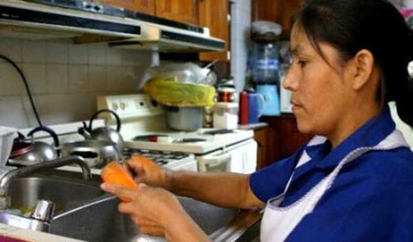 Trabajadoras domésticas organizan muchos hogares en México