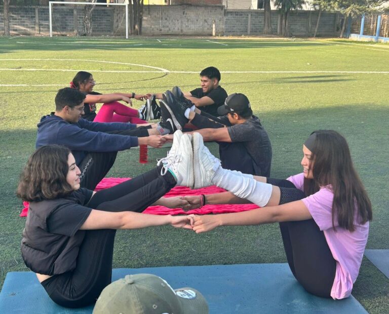 Universitaria imparte clase de yoga a alumnos de Odontología