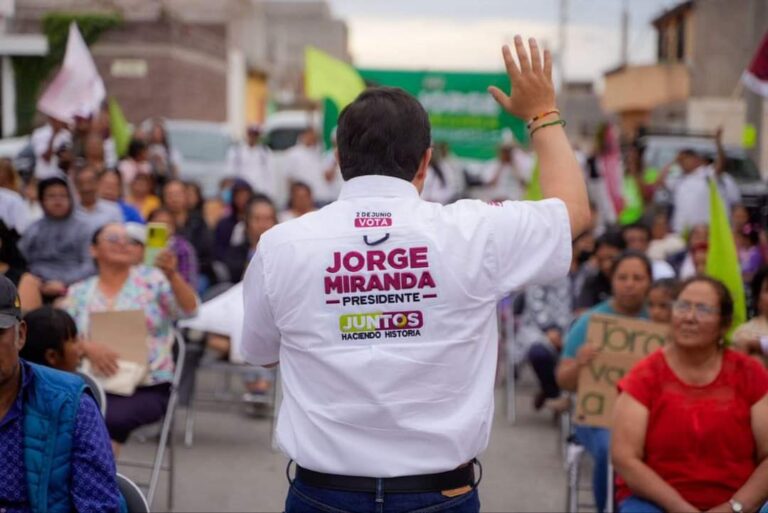 Visita Jorge Miranda a habitantes de colonia El Jaralillo