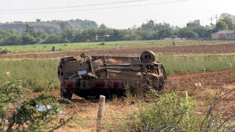 Muere hombre en aparatosa volcadura