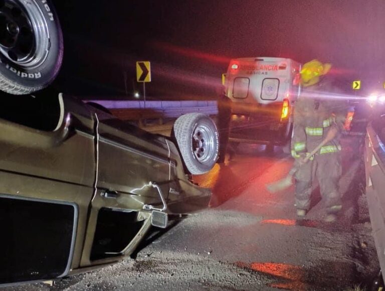 Se vuelca camioneta en bulevar Bicentenario