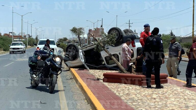 Vuelca camioneta en prolongación Enrique Estrada