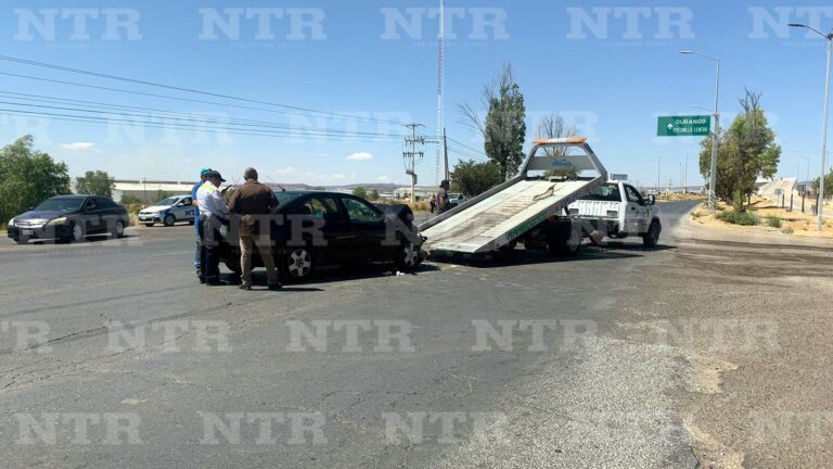 Mujer termina en el hospital tras choque