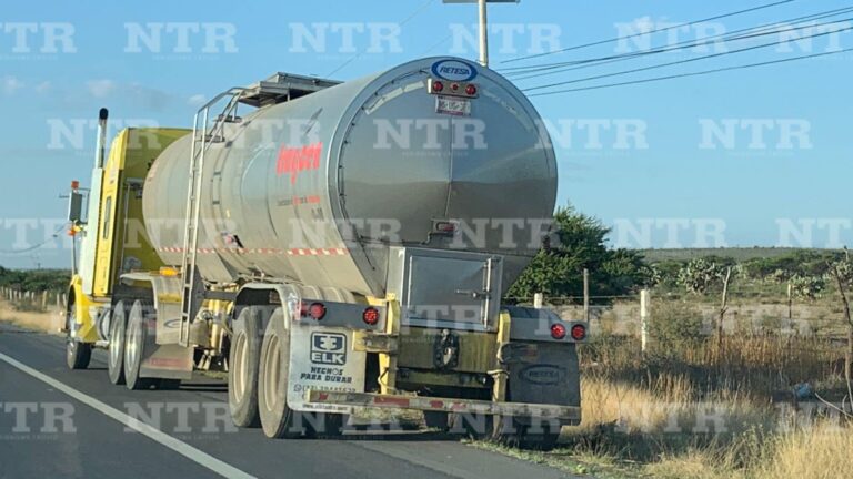 Vuelca pipa cargada de leche; se derramaron 25 mil litros