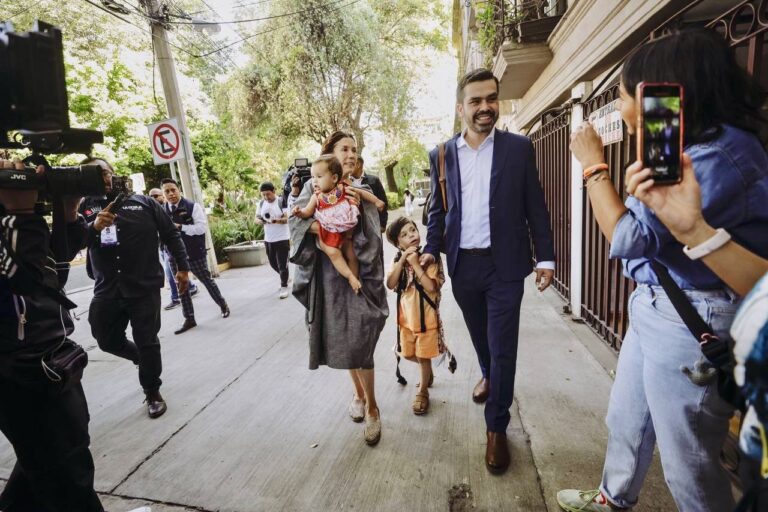 Vota Máynez y acusa a candidatas de violar veda