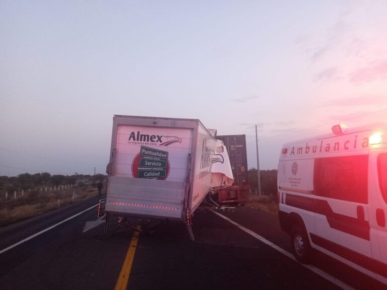 Muere conductor de quinta rueda en choque