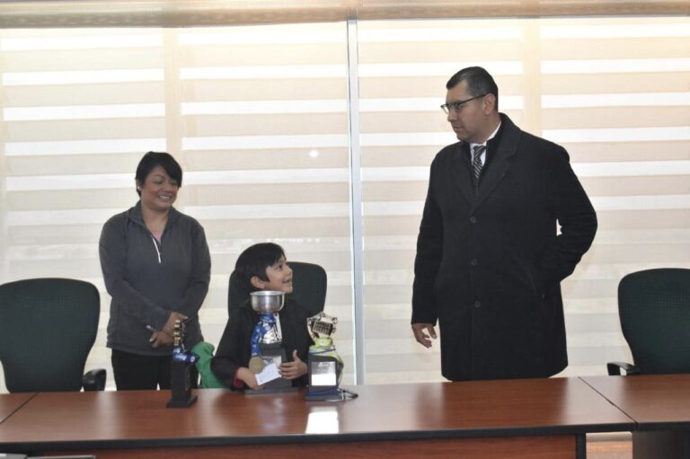 Apoya FGJE a estudiante para llegar a concurso