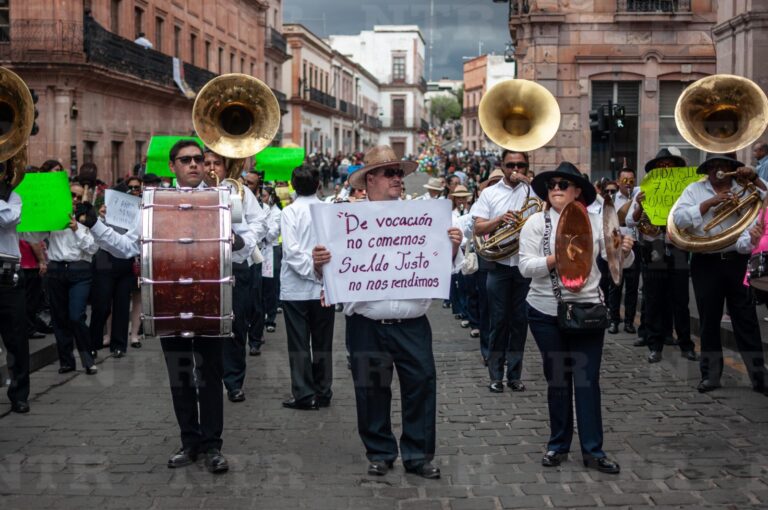 Banda Sinfónica del Estado exige aumento salarial durante cabalgata