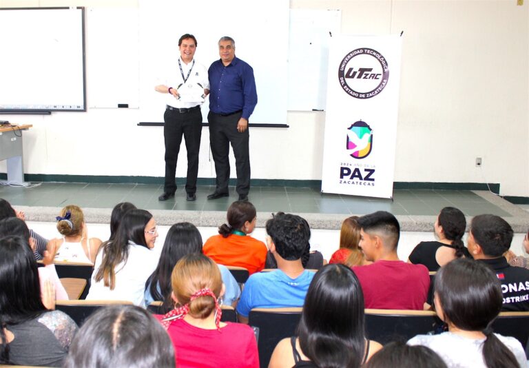 Brinda SAT charla de introducción fiscal a alumnado de Utzac