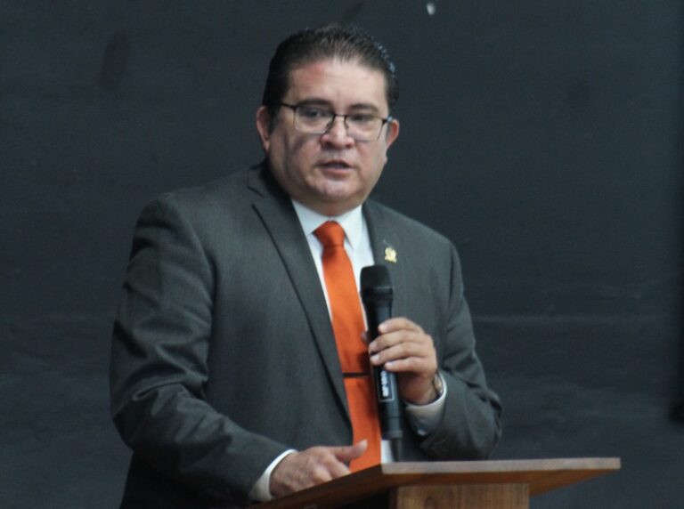 Busca rector apoyo de diputados electos