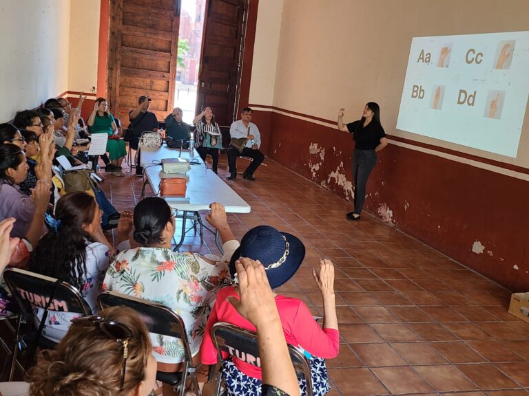 Capacitan a trabajadores de bibliotecas en Lengua de Señas Mexicana