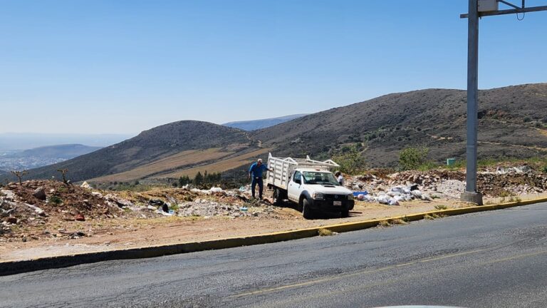 Convierten carretera en basurero clandestino de Vetagrande