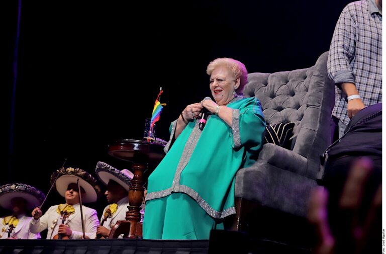 Deleita Paquita a regios desde su trono