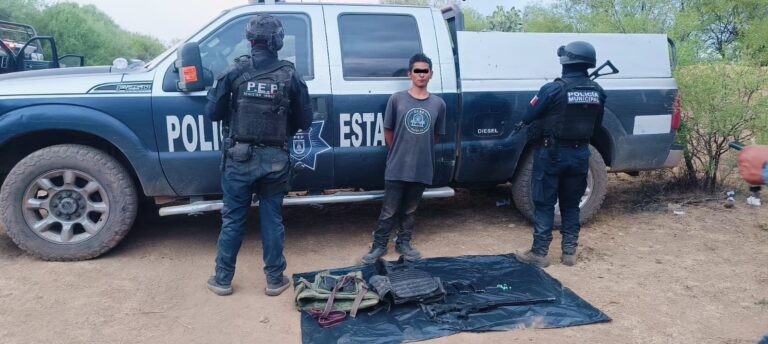 Detienen a un hombre por posesión de arma y equipo táctico