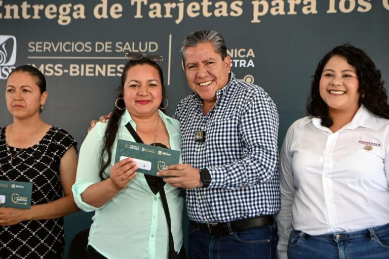 Entregan tarjetas de La Clínica es Nuestra