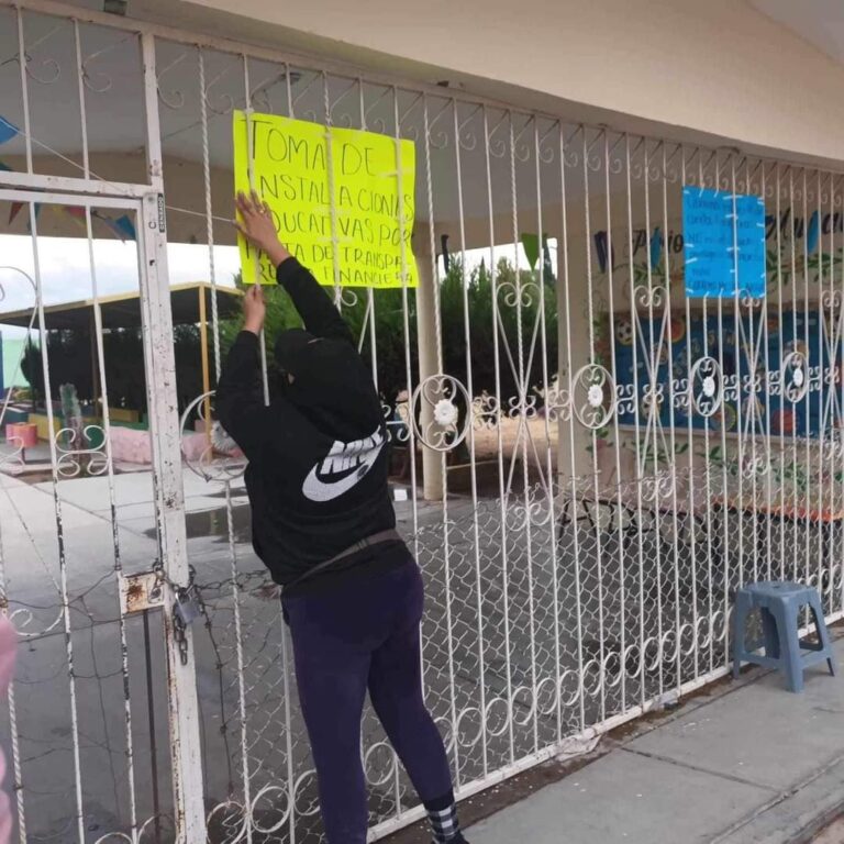 Exigen destitución de directora y cinco maestras