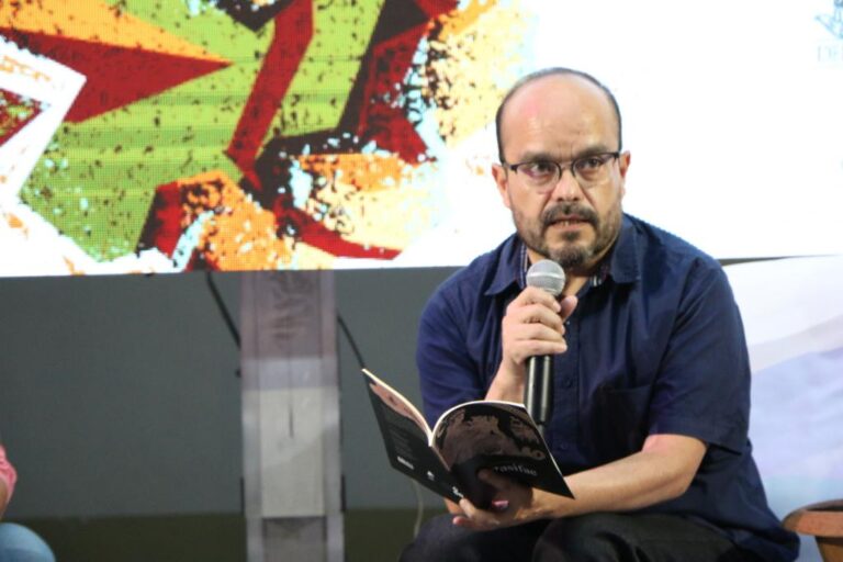 Gana Javier Acosta Premio Internacional de Poesía