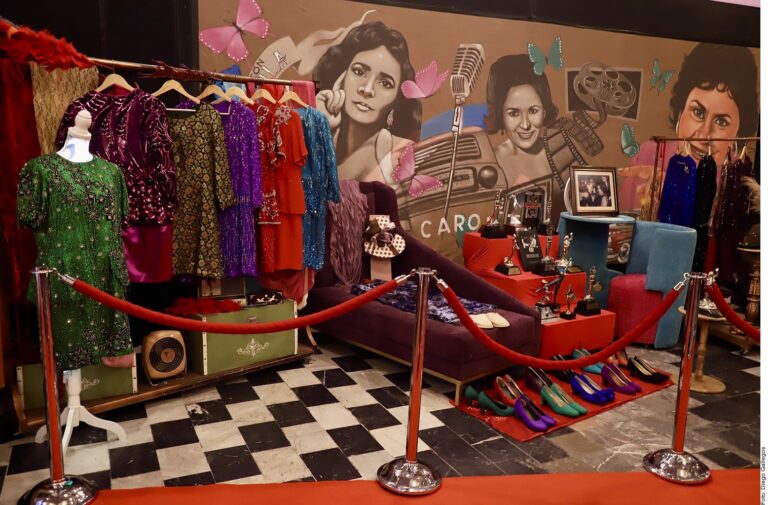 Homenajean a Carmen Salinas en alfombra roja de ‘Aventurera’
