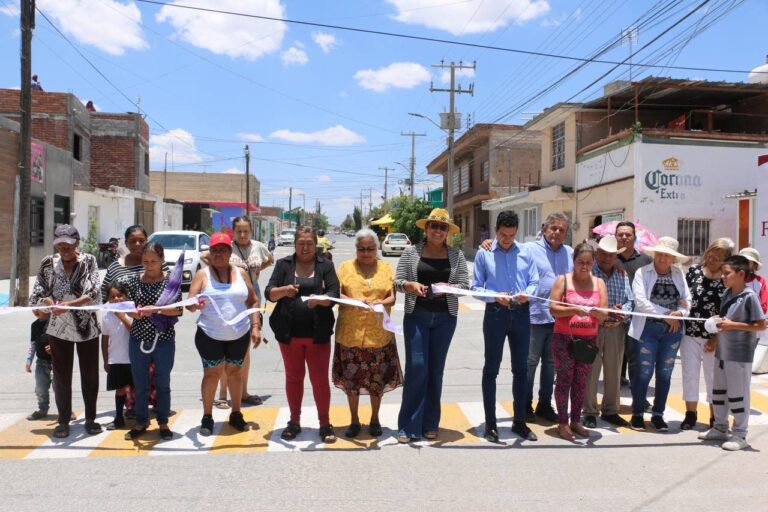 Inauguran pavimentación de calles y mejoras en canchas de Fresnillo